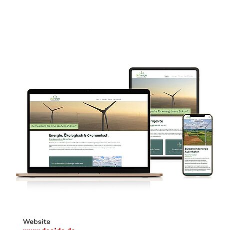 Laptop, Tablet und Smartphone zeigen eine Website zum Thema Windenergie mit dem Claim „Energie. Ökologisch & ökonomisch.“