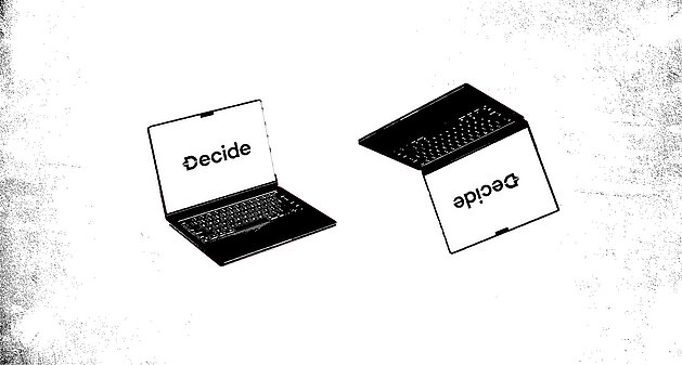 Zwei Laptops nebeneinander, beide mit dem Wort „Decide“ auf dem Bildschirm – einer normal, der andere auf dem Kopf.