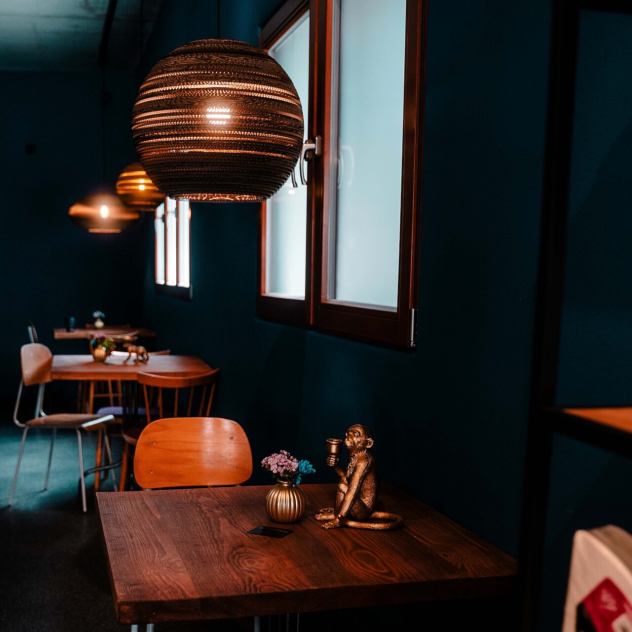 Sitzplätze im Innenbereich der Kaffeerösterei Utopia