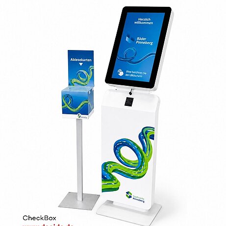 CheckBox-Terminal mit Touchscreen im blau-grünen Wellendesign, daneben ein Aufsteller für Ausweiskarten.