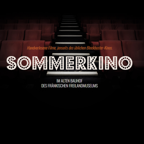 Ankündigung „Sommerkino im alten Bauhof des Fränkischen Freilandmuseums“ vor einer dunklen Kinobestuhlung.